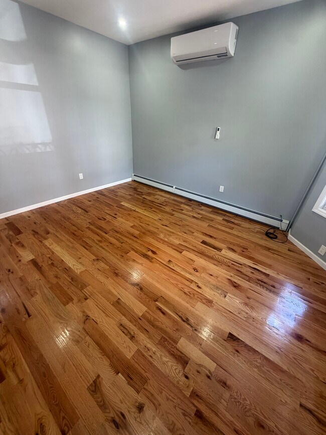 Building Photo - 2776 Bainbridge Ave