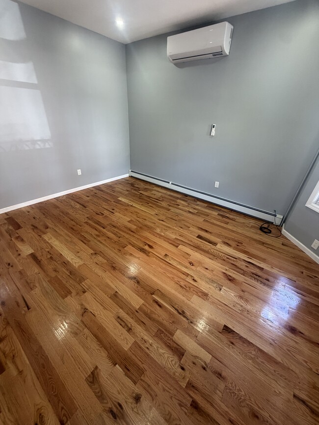 Building Photo - 2776 Bainbridge Ave