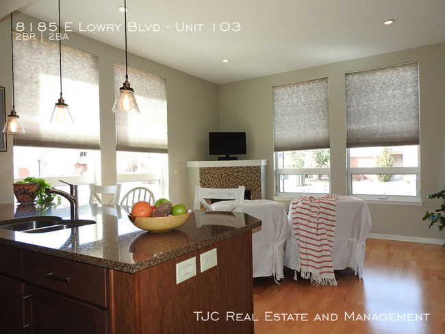 Foto del edificio - Lowry Condo for Rent!
