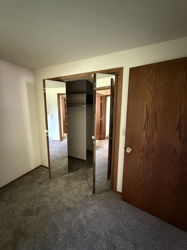 Building Photo - 510 S Kensington Dr