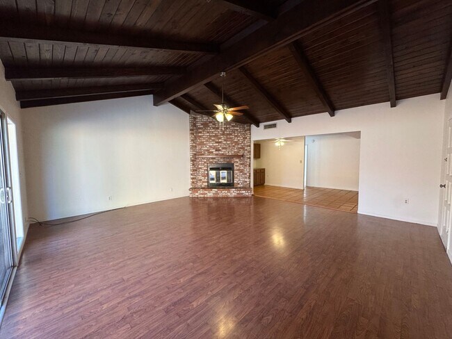 Foto del edificio - Spacious SW Bakersfield home!