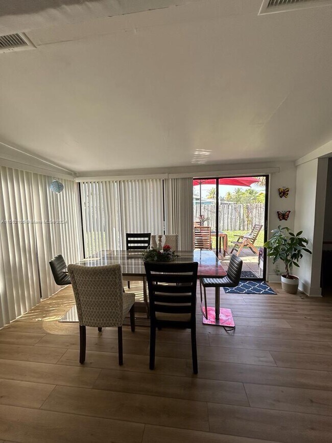 Foto del edificio - 4155 NW 12th Terrace