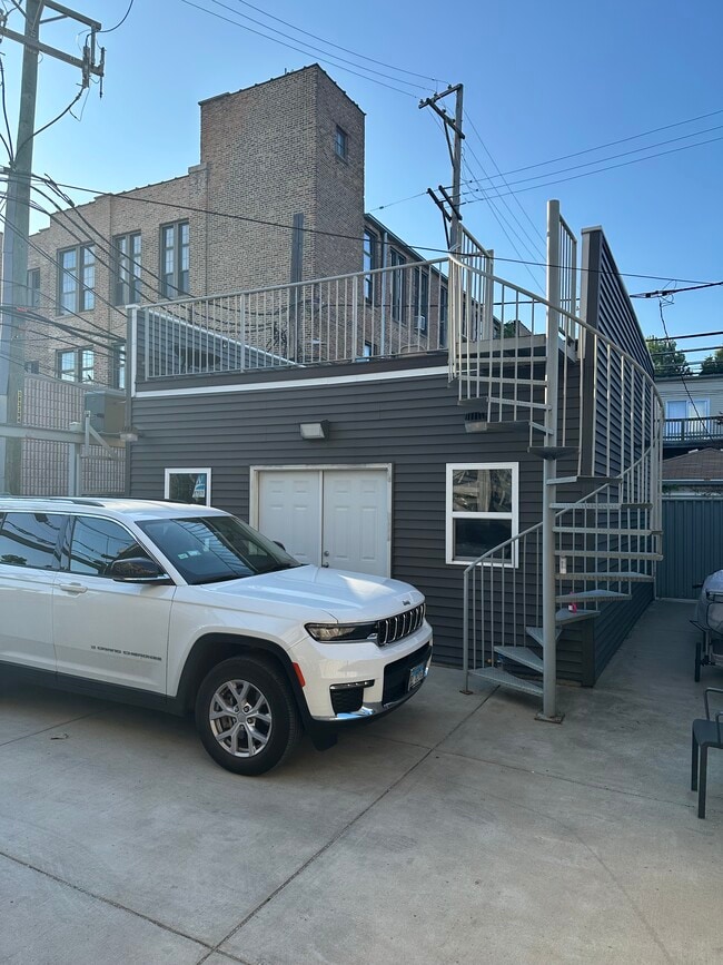 Building Photo - 1744 W Foster Ave