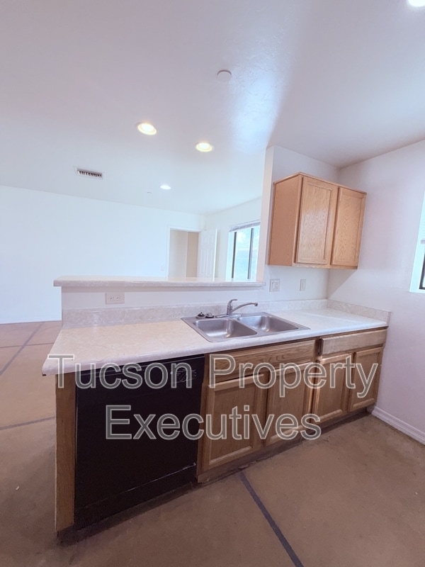 Building Photo - 1412 E 25th St