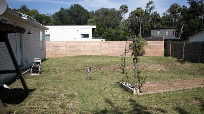 Building Photo - 675 Julia St
