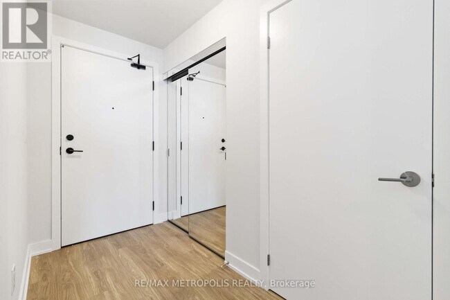 Photo du bâtiment - 430-4430 Square One Dr