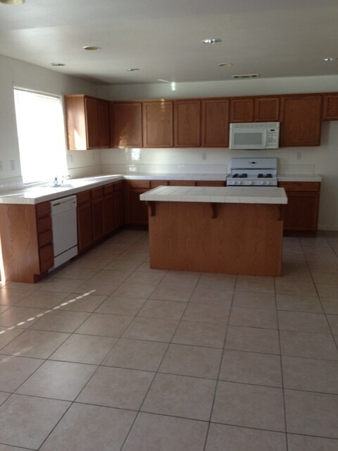 Foto del edificio - 2328 S Fallbrook Dr