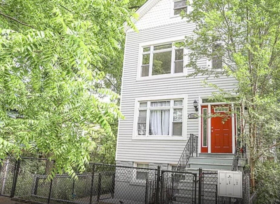 Primary Photo - 2229 W Wellington Ave