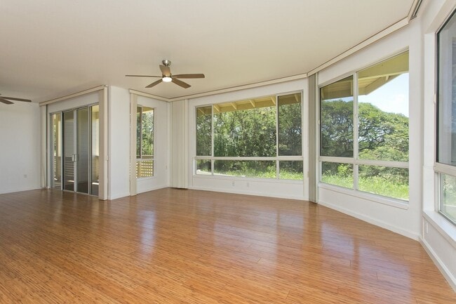 Foto del edificio - 3 BED, 2 BATH 2 PARKING IN GATED MOANALUA ...