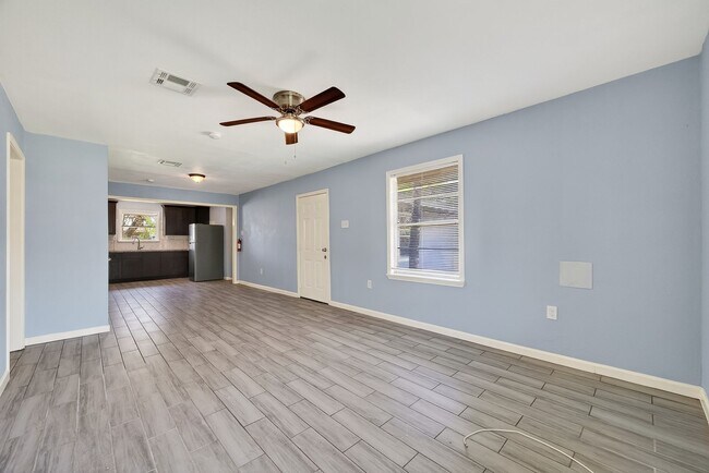 Building Photo - Spacious 4-Bed, 2-Bath Convenient South Houston Home Near Medical Center & City Access
