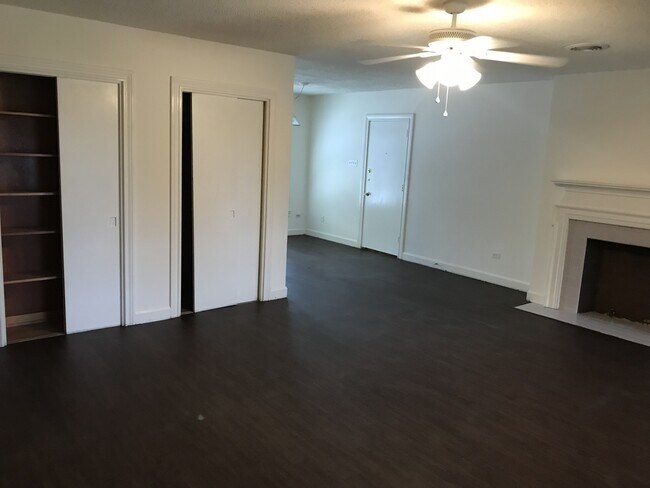 Building Photo - Apartment *UPSTAIRS* LEASING SPECIAL AVAIL...