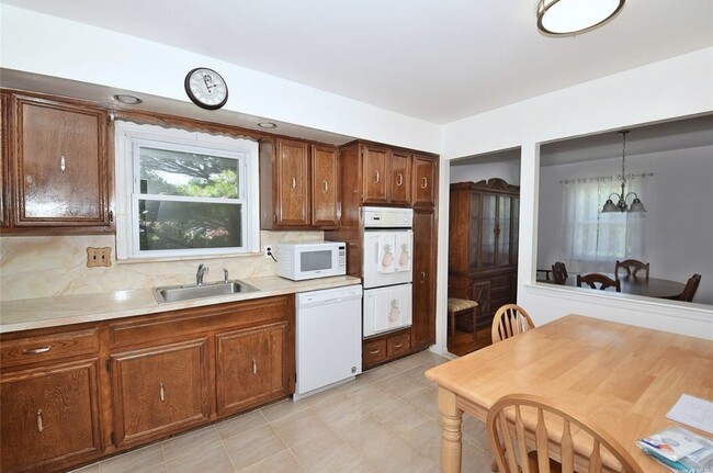 Eat-in Kitchen - 20004 Cross Island Pkwy