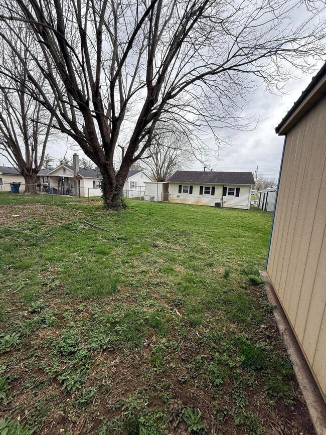 Building Photo - 719 Moberly Rd