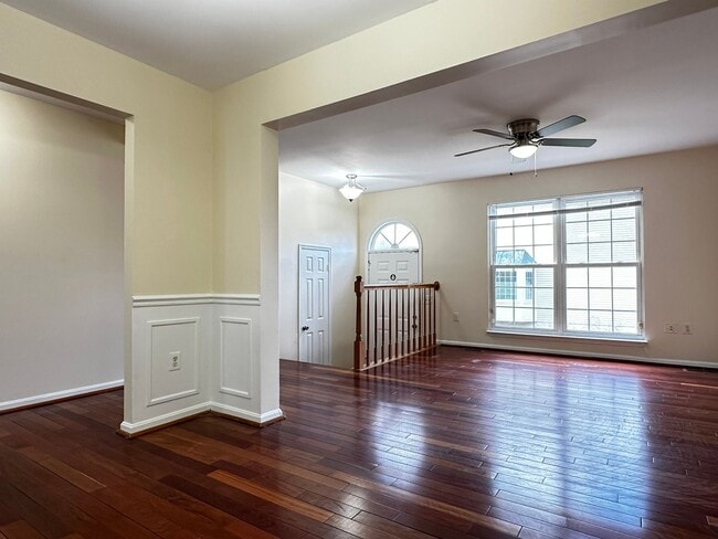 Building Photo - Wonderful townhome with recent upgrades..a...