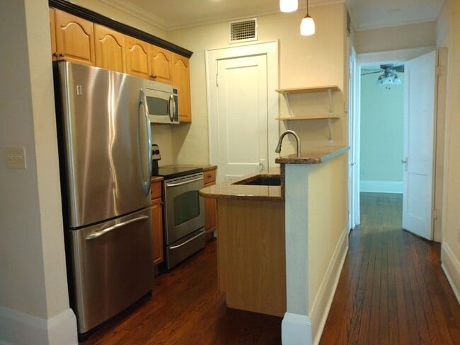 Building Photo - Great Downtown Apartment