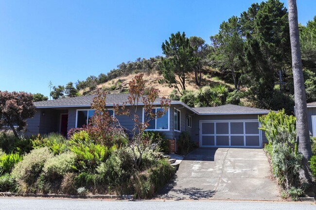 Building Photo - 3 Bed 2 bath ranch style home with Bay vie...