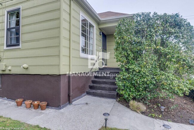 Building Photo - PRIME LOCATION!  Loaded with Charater & Ch...