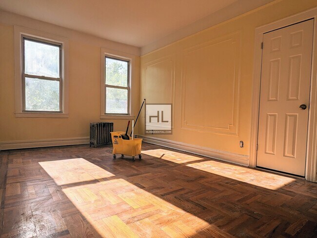 Building Photo - Huge, Renovated Sunnyside apartment