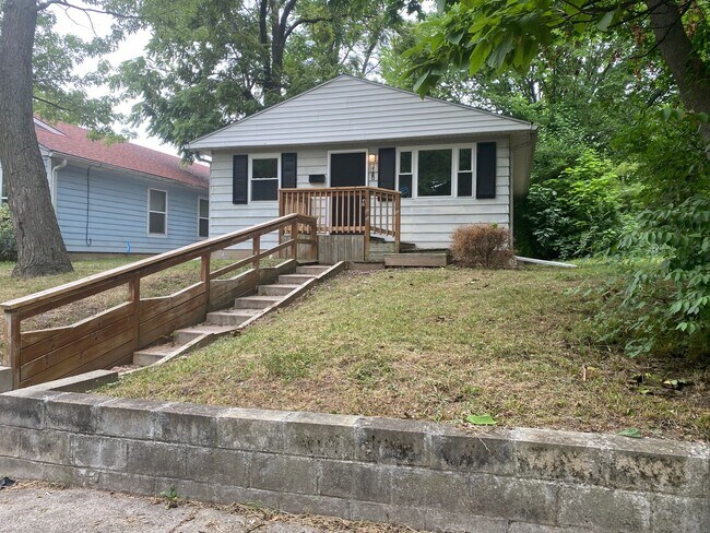 Building Photo - Close to the Old Northside, 3 Bedrooms/1 B...