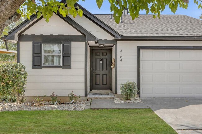 Building Photo - 2104 Andover Dr