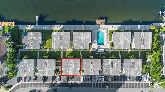Building Photo - 425 Bayshore Dr