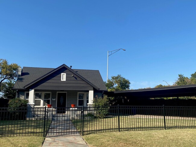 Building Photo - Charming Bungalow!