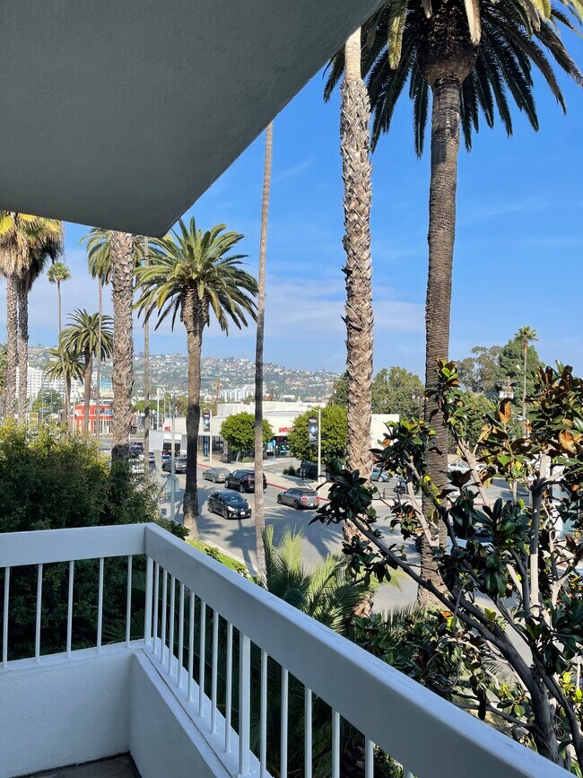 Foto del edificio - 457 N Doheny Dr