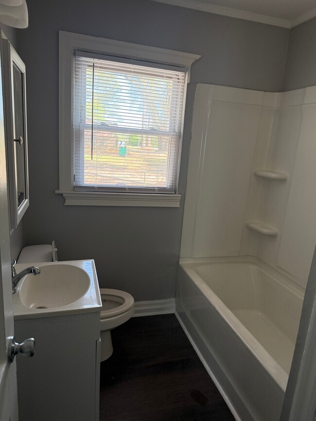 Building Photo - 1401 10th Ave