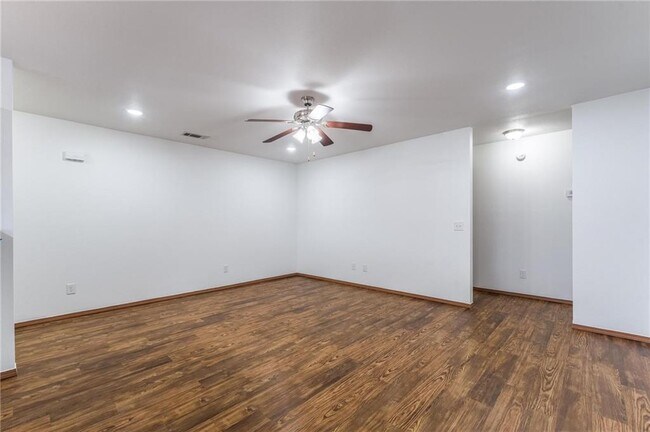 Building Photo - 203 Sage St