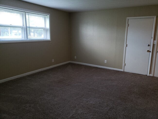 Building Photo - 230 Fairway Dr