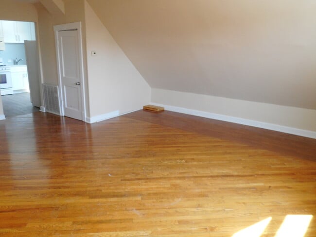 Building Photo - 3012 W Belmont Ave