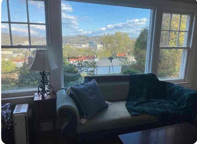 Building Photo - 124 Sheridan Cir