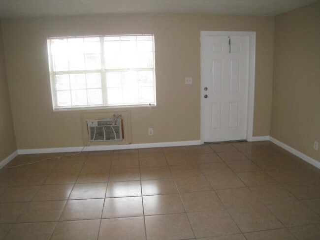 Building Photo - 1/1 Apartment in Julied