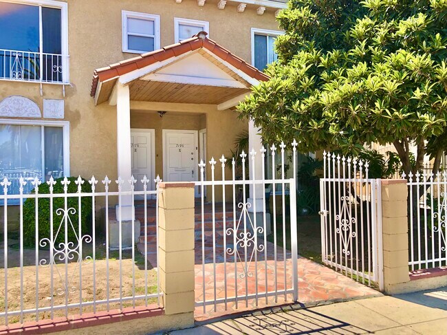 Vista frontal 717 N. Ridgewood Pl. - 717 N Ridgewood Pl