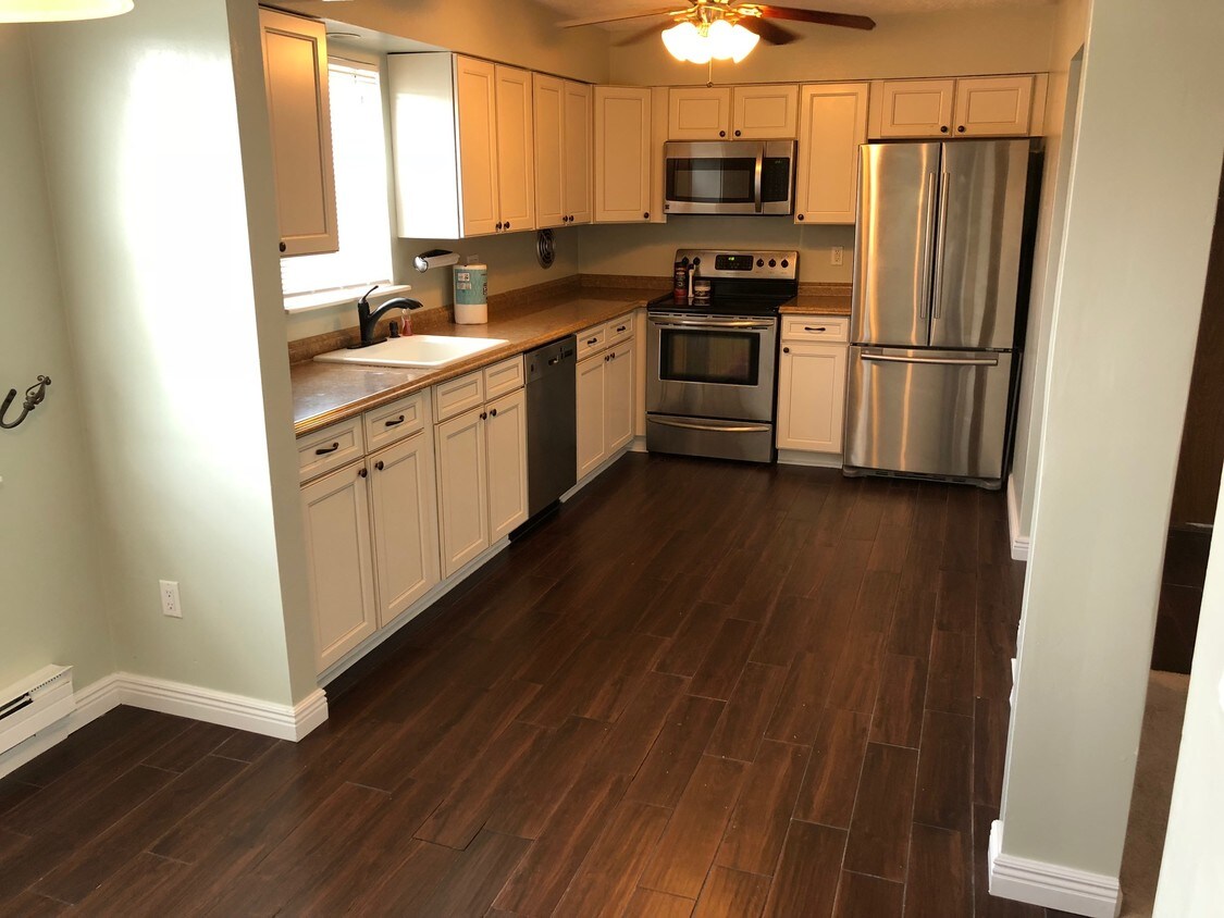 Stainless Steel Kitchen - 18 Crescent Dr