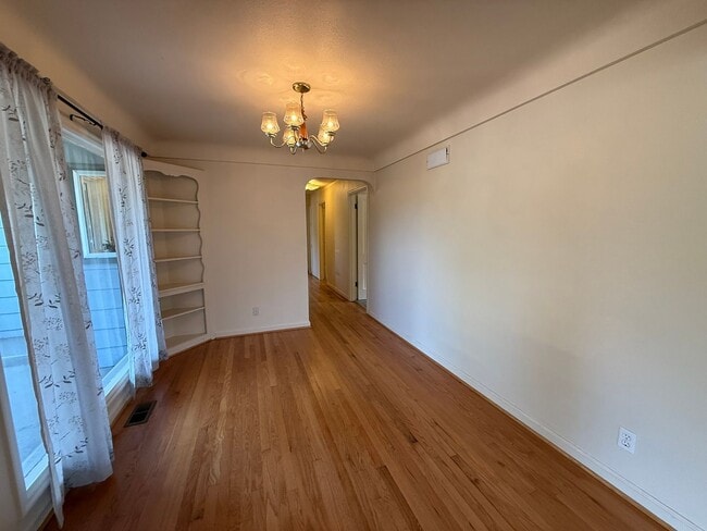 Building Photo - 2 Bedroom Home for Rent in Hood River