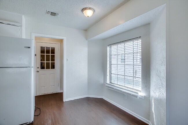 Building Photo - 3/2/2 in Central Lubbock