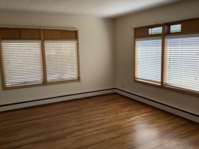 Foto del edificio - 2 Bed 1 Bath Duplex with Attached Garage