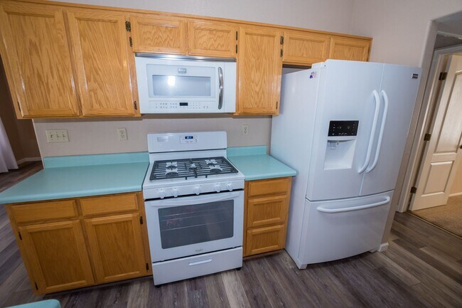 Foto del edificio - Charming Home on Large Corner Lot with 3 B...