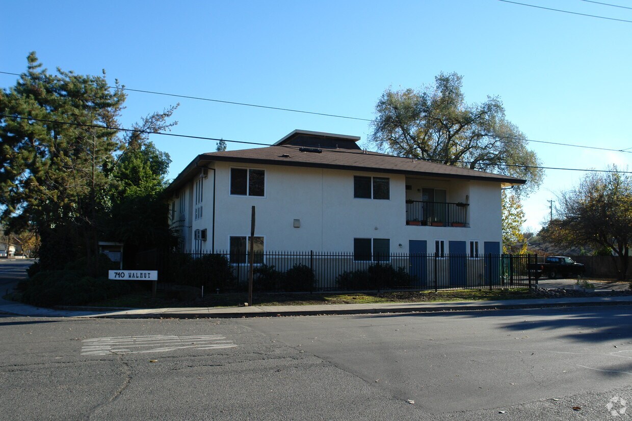 Primary Photo - 710 Walnut St