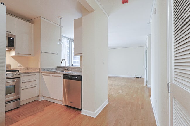 Building Photo - 420 E Waterside Dr