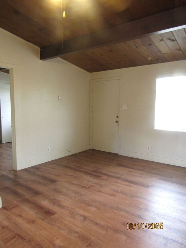 Building Photo - Charming 2 Bed 2 Bath Duplex in Rural Seba...