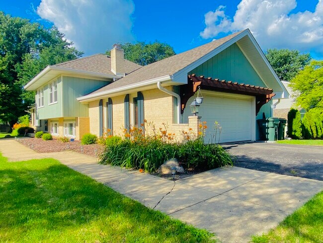 Foto del edificio - 11S639 McGrath Ln