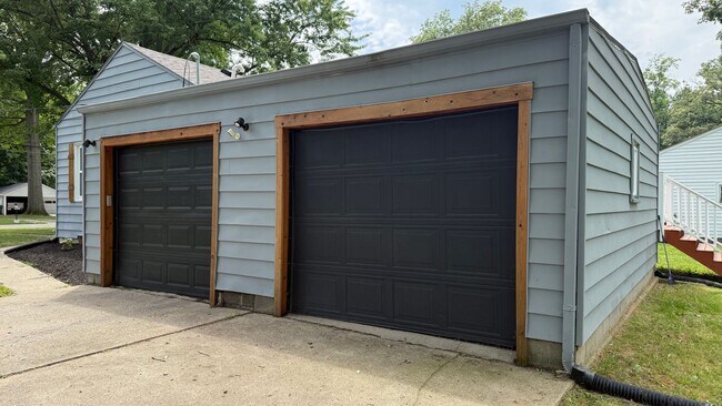 Building Photo - Cute! Renovated 2 Bedroom Home near Anderson Univ