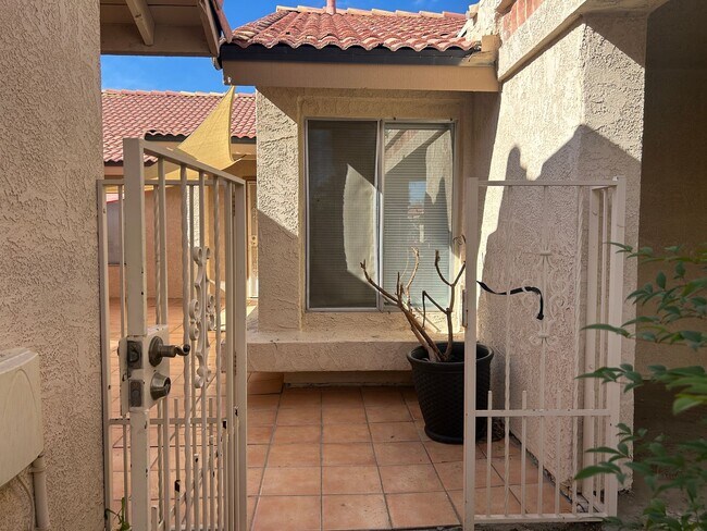 Foto del edificio - PRICE REDUCTION!! Cozy 2 Bedroom 2 Bathroo...