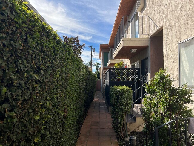 Foto del edificio - 3359 Mentone Ave