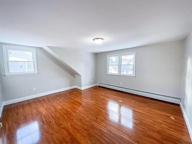 Building Photo - Beautiful 4 Bedrooms and 2 bat