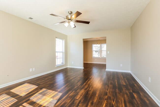 Foto del edificio - 3BR/2BA w/ attached 2-car garage!