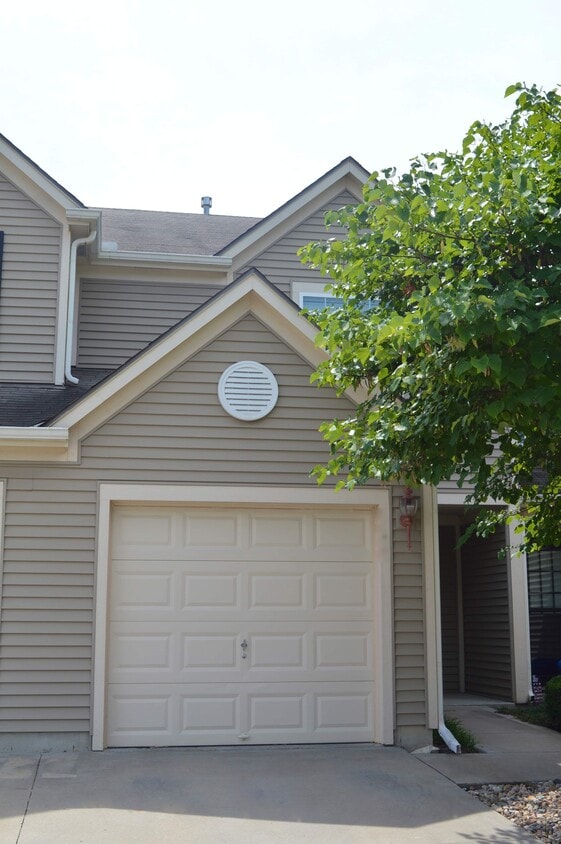 5432 N Hickory St, Kansas City, MO 64118 Townhome Rentals in Kansas