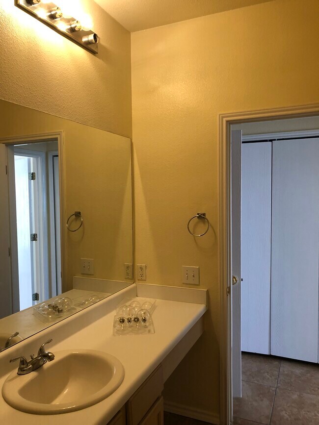 Foto del edificio - 2731 Crown Hollow
